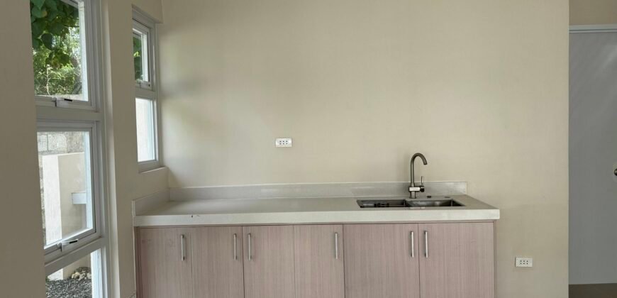 Lara – The Aston